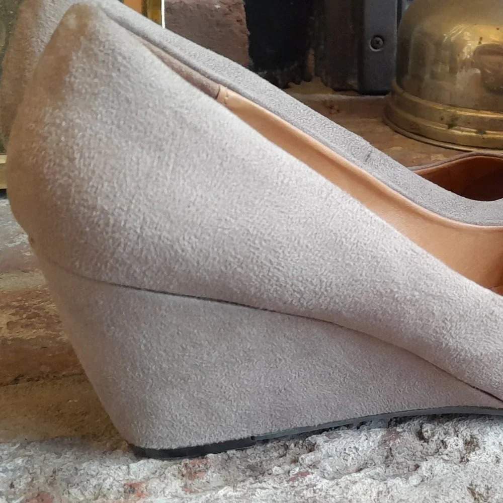 CL Laundry Tan Pump - Picture 4 of 7